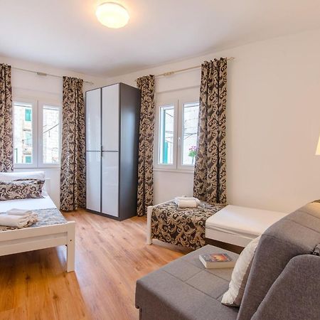 Apartment Vijoleta In City Centre Split Bagian luar foto